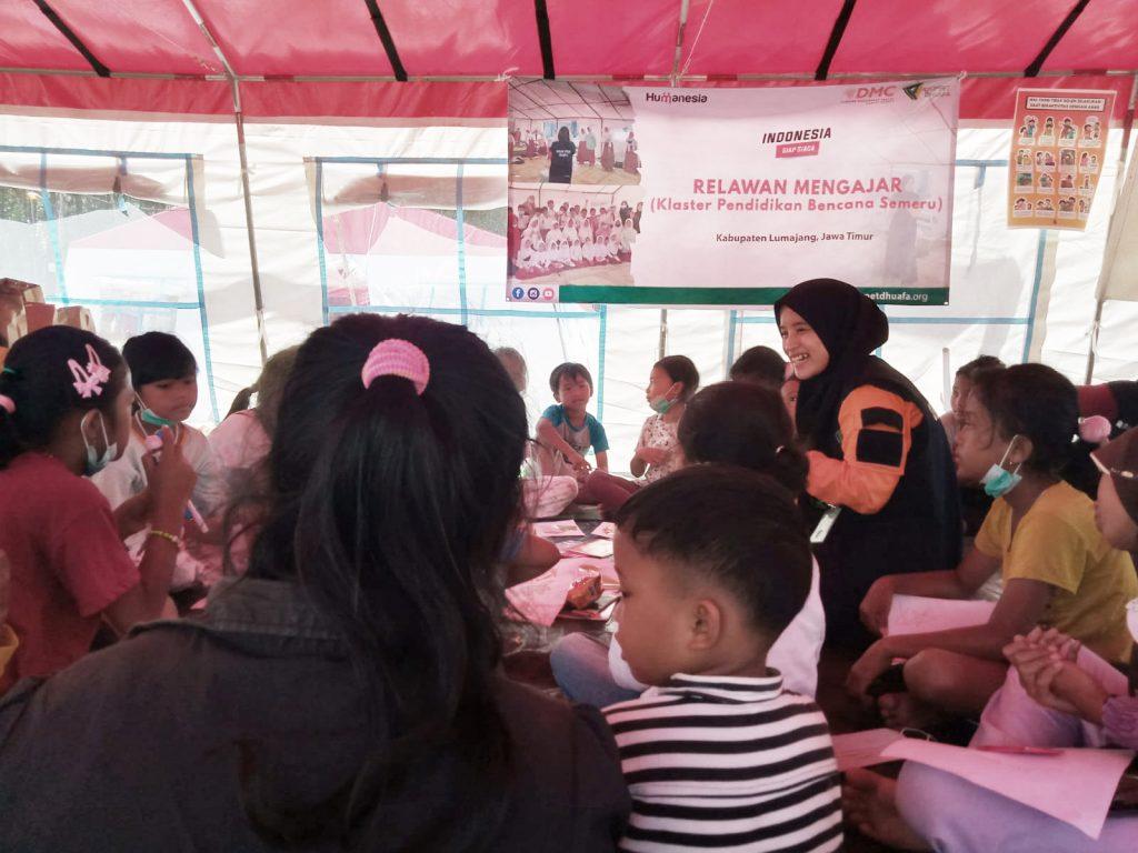 Relawan Pendidikan SLI Dampingi Penyintas Anak di Tenda Pengungsian Erupsi Semeru
