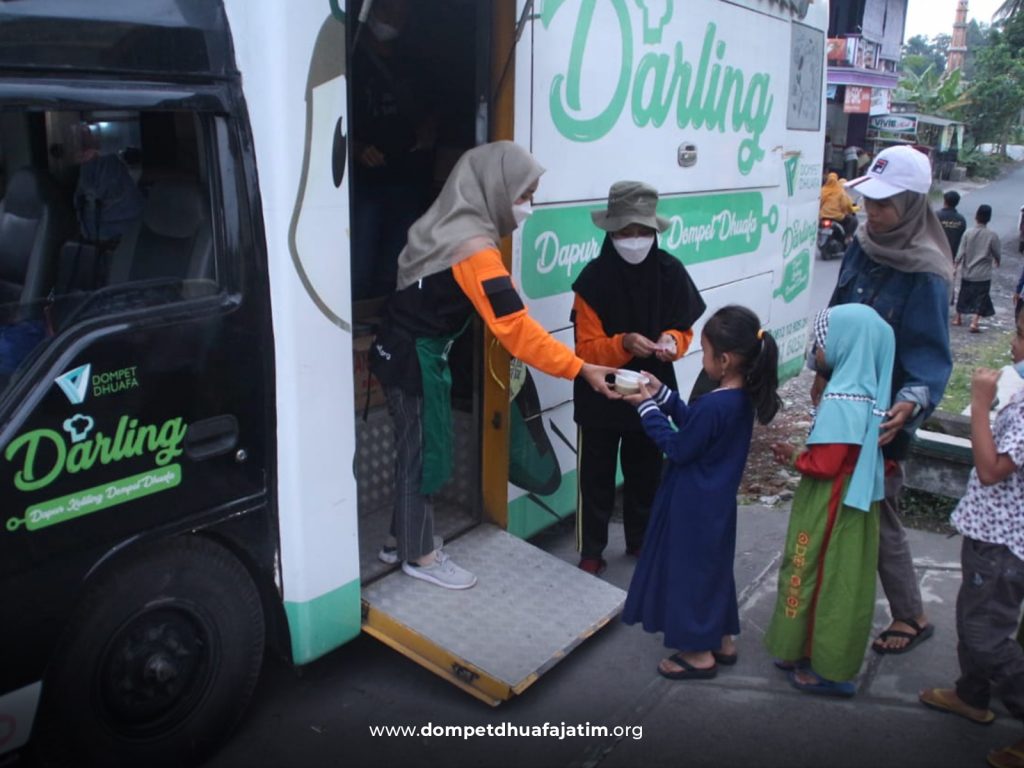 DARLING Bagikan Makanan Untuk 200 Penyintas di Pos Pengungsian Candipuro