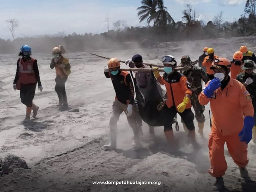 Semeru Erupsi Lagi, Tetap Bergandeng Tangan Saling Menguatkan Pengungsi
