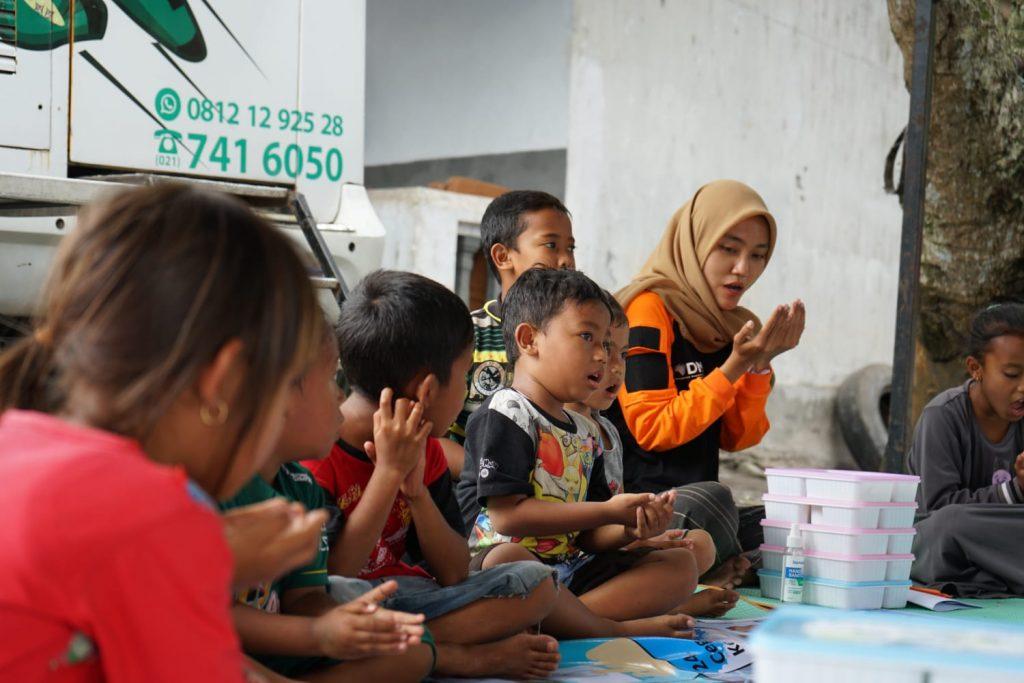 Relawan Mengajar, Dompet Dhuafa Pendidikan Ajak Anak-anak Pengungsi Candipuro Bermain Sambil Belajar
