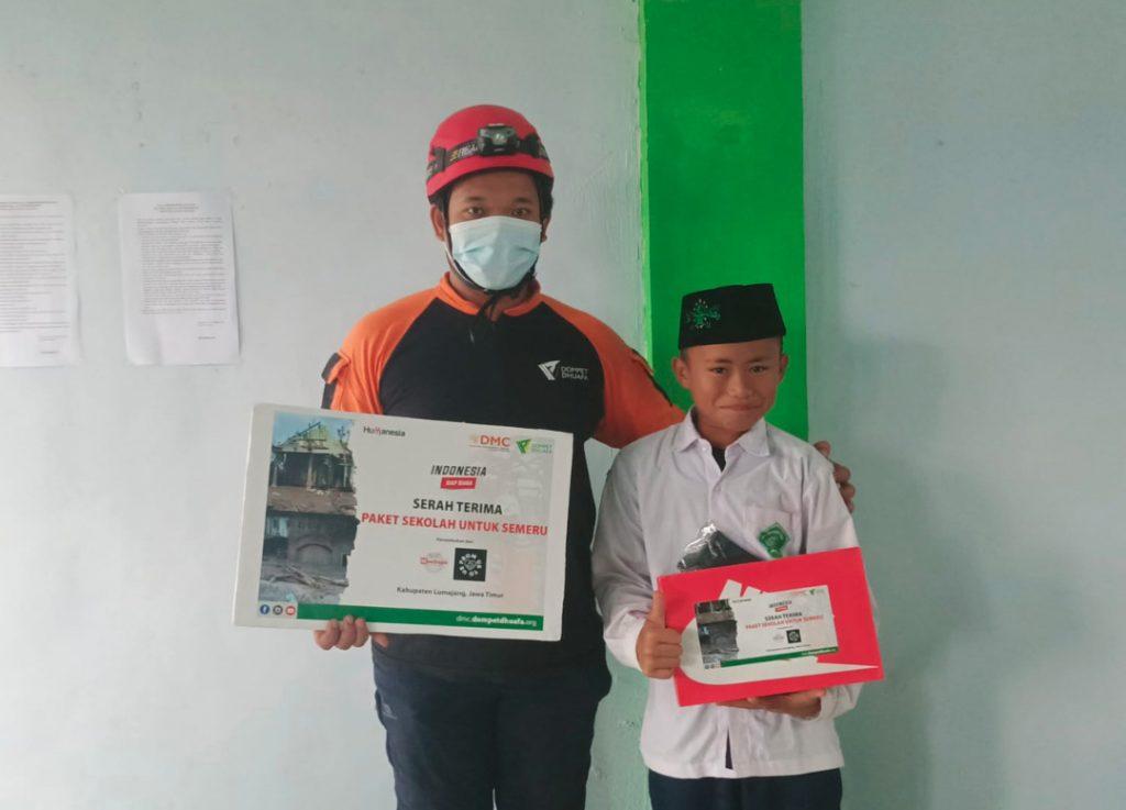 Dompet Dhuafa Salurkan Sepatu untuk Penyintas Semeru