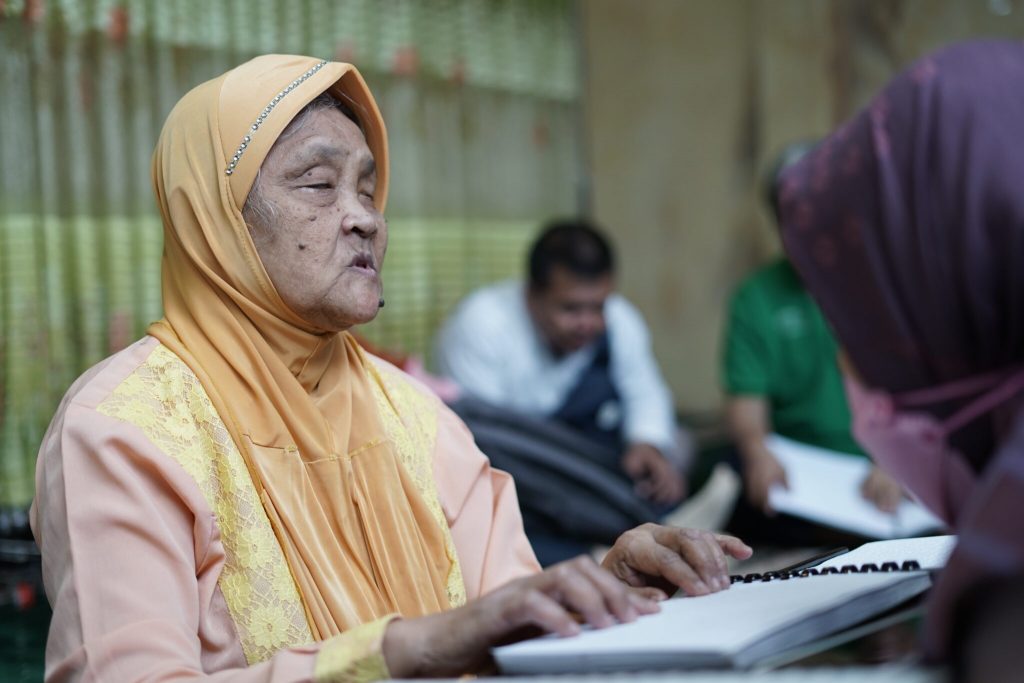 Gelap Melihat Terang Memandang, Wagiyem Lantunkan Surat Al Anfal Gunakan Qur’an Braille