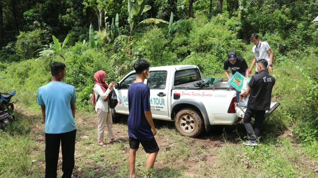 Menelusuri Pelosok Sekalus, Salurkan Kado Pangan Untuk Masyarakat Dhuafa