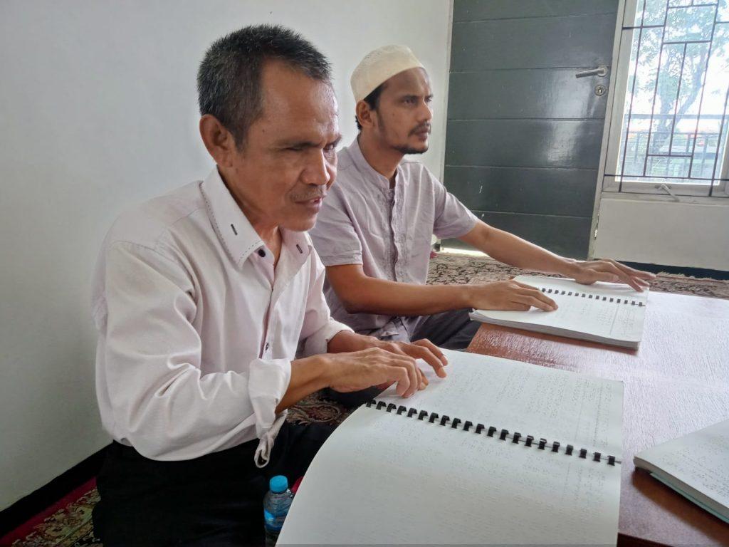 Tunanetra Menagaji Quran Braille