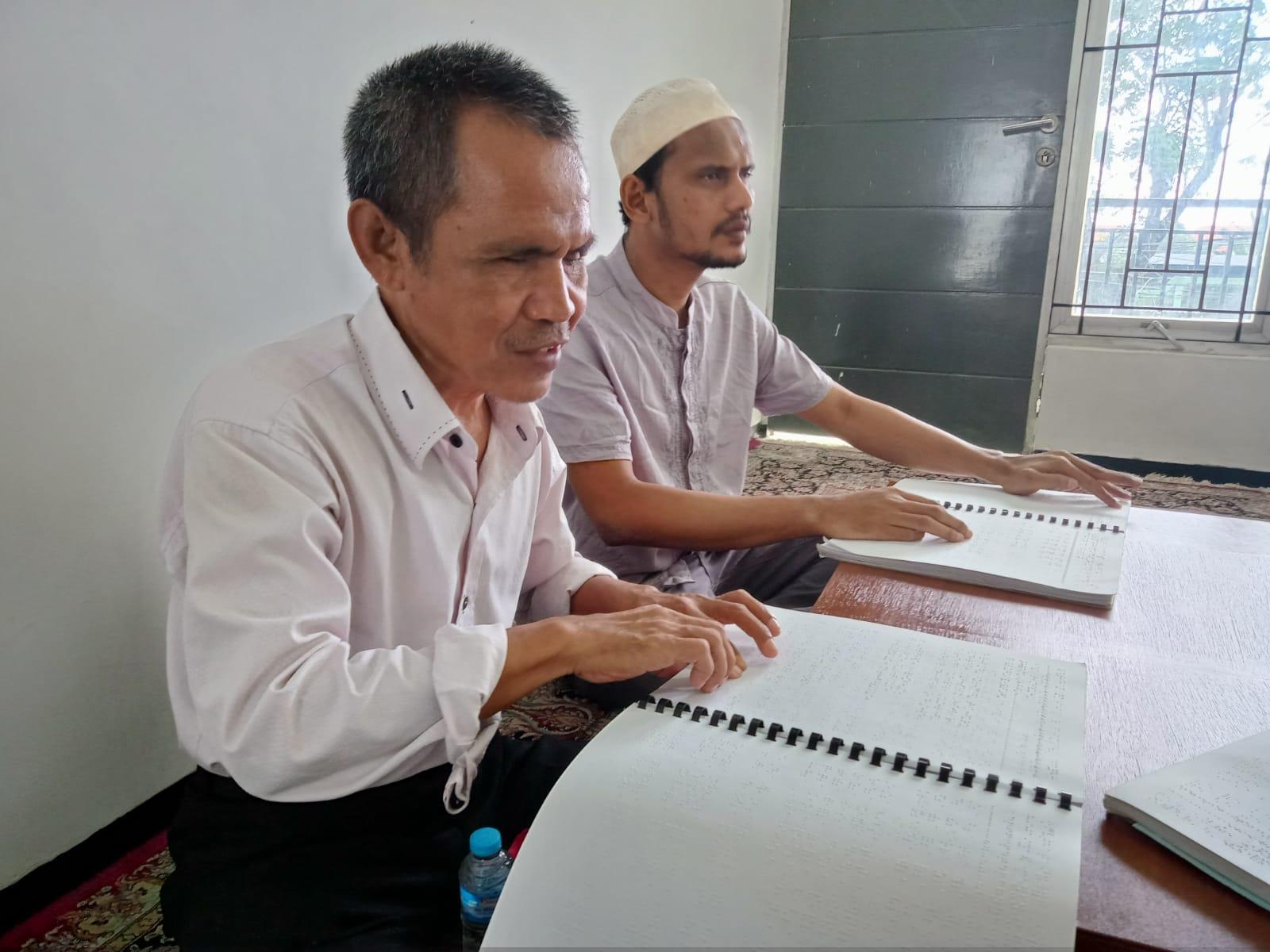 Tunanetra Menagaji Quran Braille