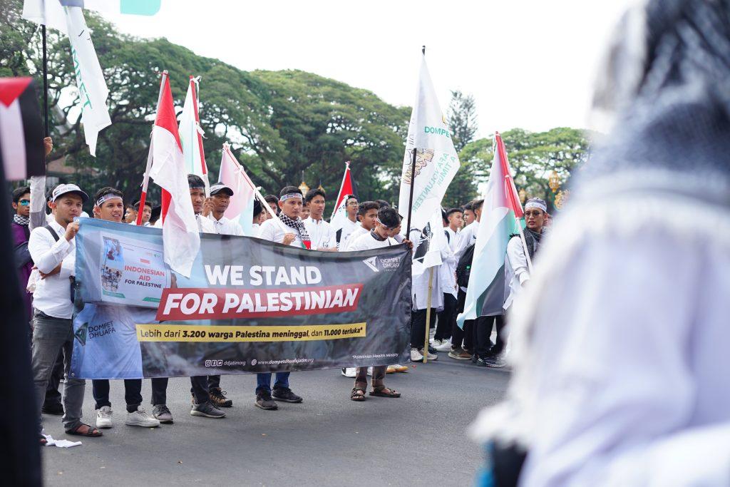 Bersama Ribuan Massa, Dompet Dhuafa Jatim Turut Gelar Aksi Bela Palestina