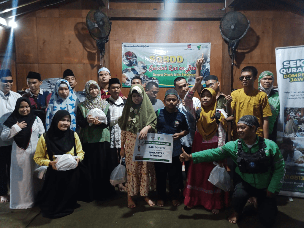 PEDULI TUNANETRA, KAI LOGISTIK SERAHKAN DONASI UNTUK PROGRAM TUNANETRA MENGAJI DOMPET DHUAFA JAWA TIMUR