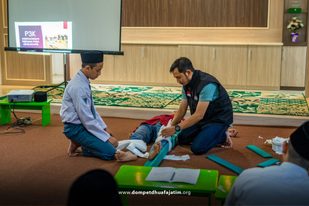 KOLABORASI PROGRAM KESEHATAN, PELATIHAN P3K DI PESANTREN BARHANUL HIDAYAH BERSAMA KESMAS UNUSA SURABAYA