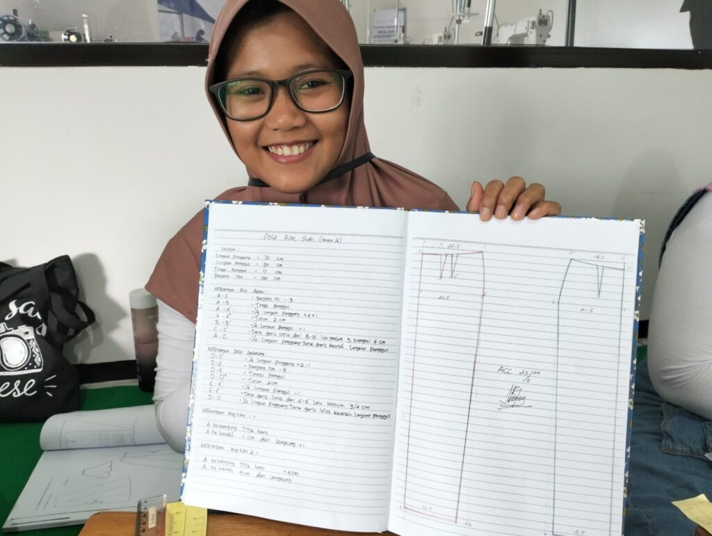 IKHTIAR MERAIH KEMANDIRIAN MELALUI PELATIHAN MENJAHIT, SIAP KERJA SIAP WIRAUSAHA!