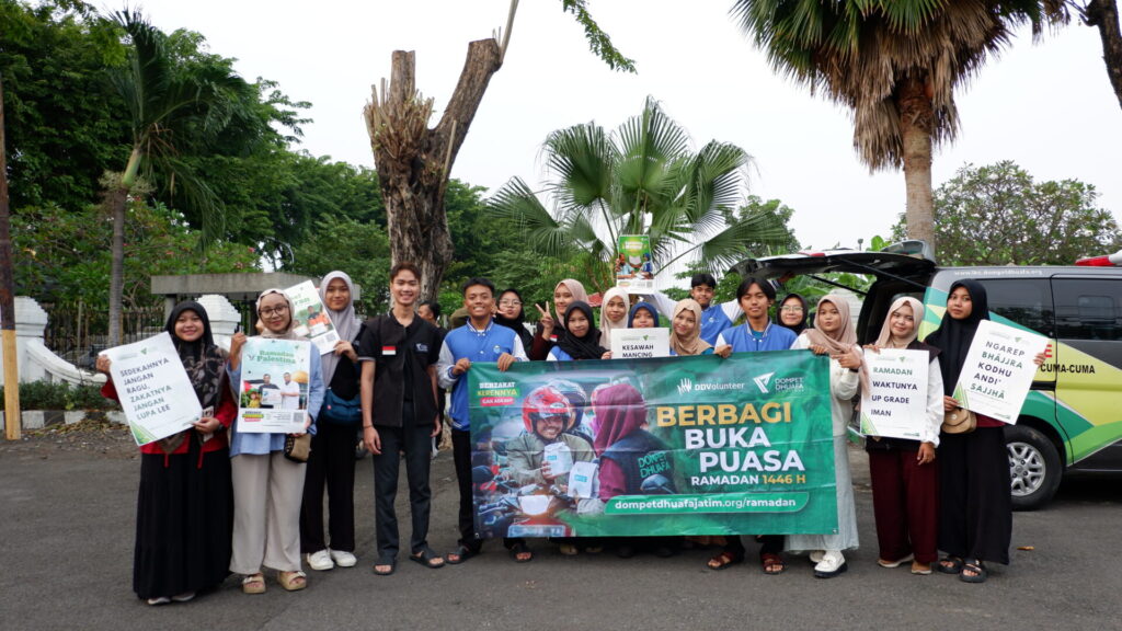 BERBAGI KEBAIKAN DI BULAN RAMADAN, DOMPET DHUAFA JAWA TIMUR DAN DRIVER SHOPEE GELAR TAKJIL ON THE ROAD