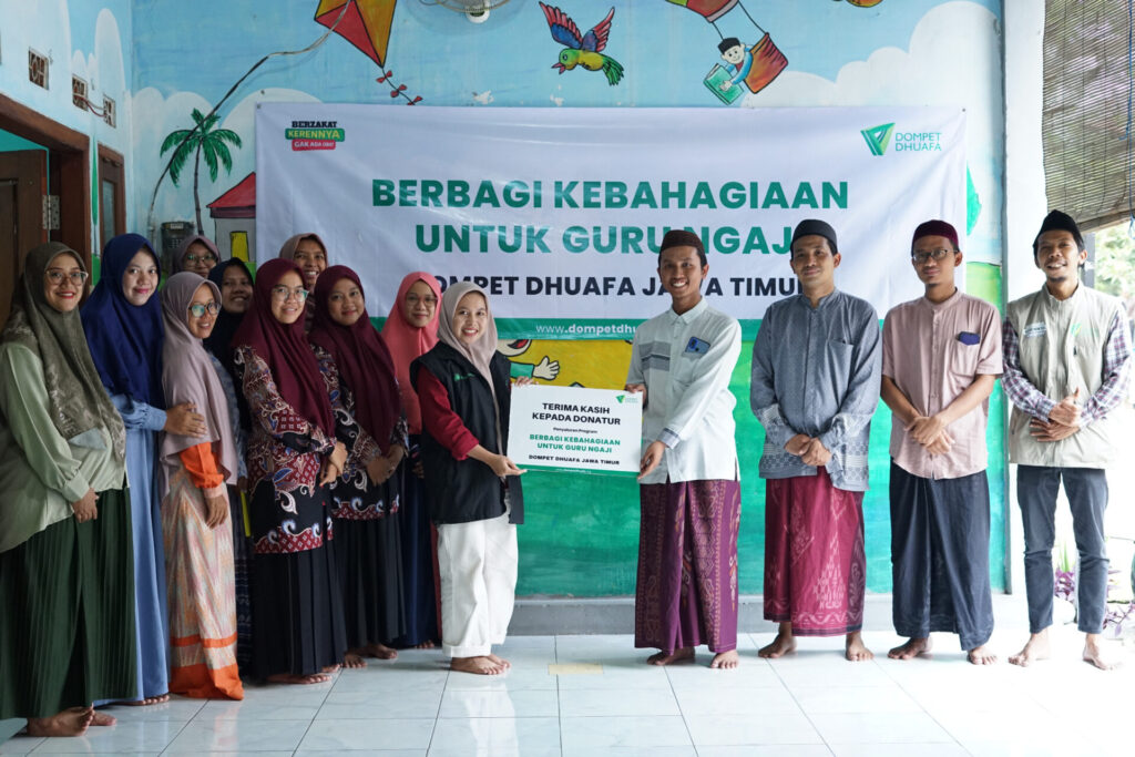 BERBAGI KEBAHAGIAAN GURU NGAJI, DOMPET DHUAFA JAWA TIMUR BERIKAN SANTUNAN KEPADA 19 GURU NGAJI WILAYAH SIDOARJO
