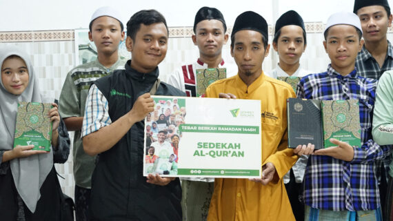 TEBAR BERKAH RAMADAN, DOMPET DHUAFA JAWA TIMUR SALURKAN 80 MUSHAF AL-QURAN