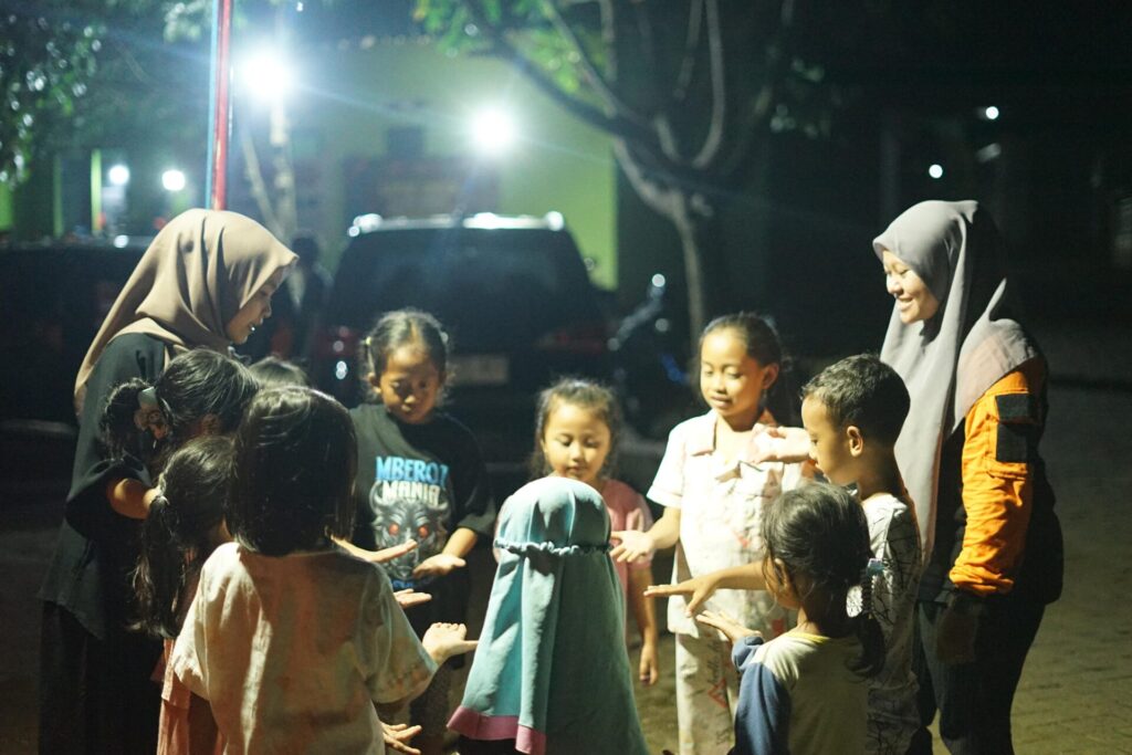 GIAT AKSI DMC DOMPET DHUAFA DI DESA COWEK: PEMULIHAN MORAL DAN BANTUAN BAGI WARGA TERDAMPAK BENCANA GERAKAN TANAH