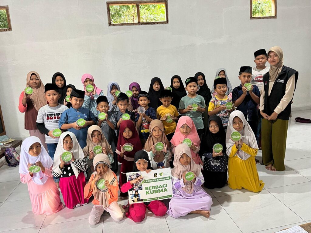 DOMPET DHUAFA JAWA TIMUR BERSAMA LAWANG AGUNG BERBAGI KEBAHAGIAAN RAMADAN: 130 PAKET KURMA UNTUK SANTRI TPQ