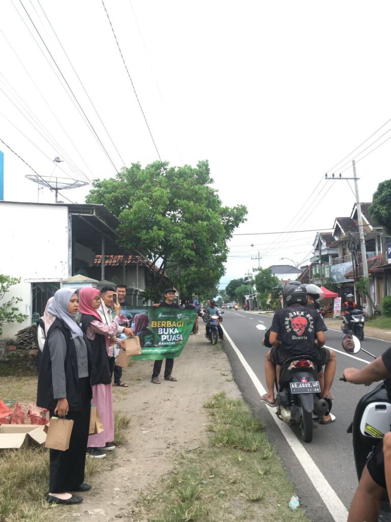 SAMBUT RAMADAN DENGAN BERBAGI: DOMPET DHUAFA JATIM TEBAR 120 PAKET TAKJIL DI PONOROGO