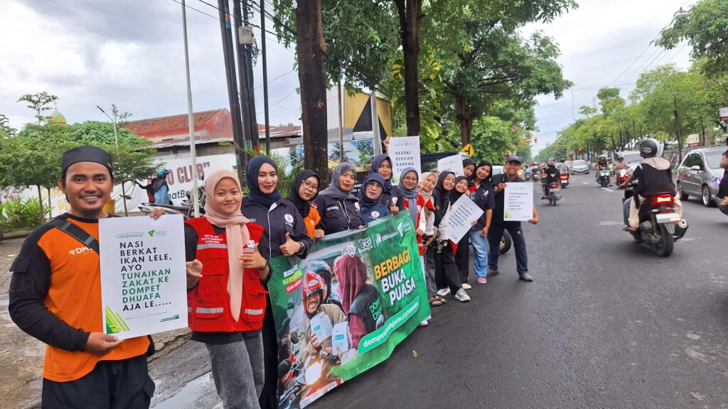 SEMANGAT BERBAGI DI RAMADAN 1446 H, DOMPET DHUAFA JATIM UNIT TULUNGAGUNG BAGIKAN 300 PAKET BUKA PUASA