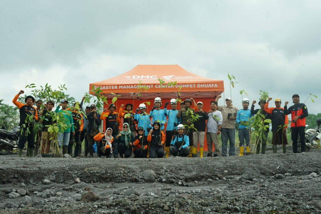 REHABILITASI LAHAN PASCAERUPSI SEMERU: 100 BIBIT AWAL UNTUK HIJAUKAN KEMBALI CURAH KOBOKAN
