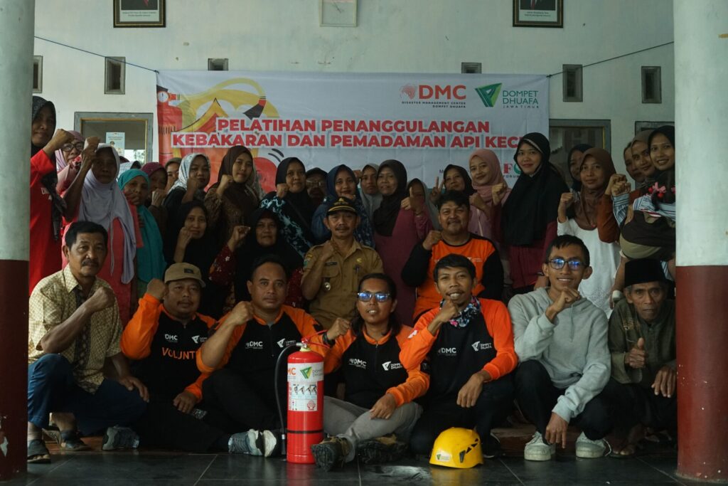 DOMPET DHUAFA JATIM DAN DMC DOMPET DHUAFA EDUKASI 50 WARGA SONOWANGI TENTANG PEMADAMAN API KECIL
