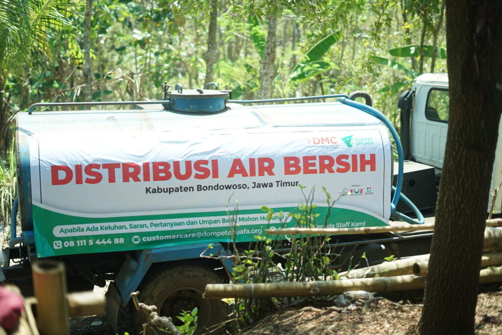 AIR KEHIDUPAN UNTUK BONDOWOSO: DOMPET DHUAFA JATIM SALURKAN 12.000 LITER AIR BERSIH