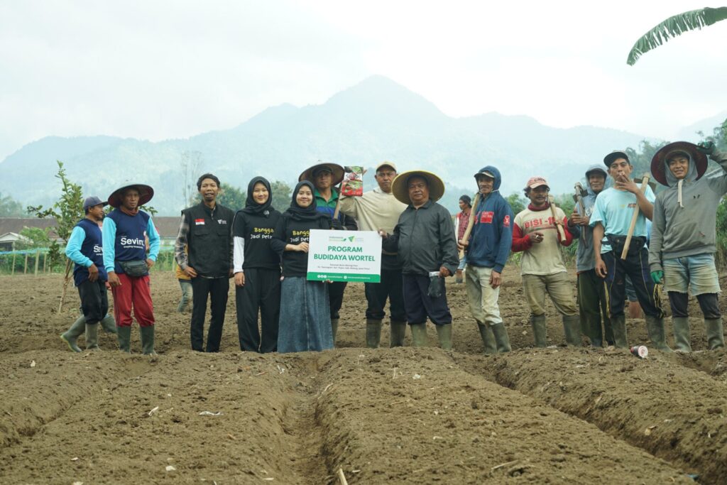 DOMPET DHUAFA JATIM DAN YWIB TANAM BIBIT KEBAIKAN LEWAT PROGRAM BUDIDAYA WORTEL DI PUJON