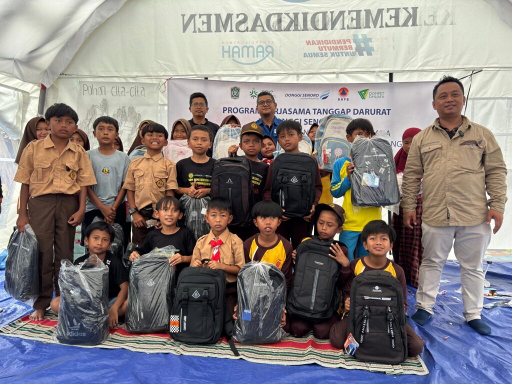 PT DONGGI SENORO LNG DAN DOMPET DHUAFA JATIM SALURKAN SCHOOL KIT DAN HYGIENE KIT UNTUK PENYINTAS ERUPSI SEMERU