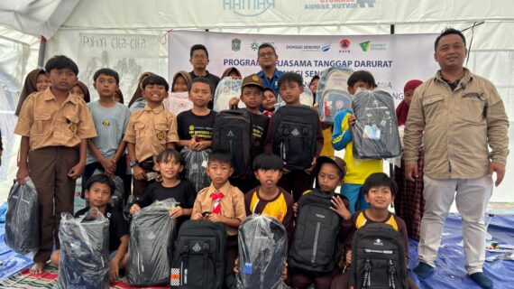 PT DONGGI SENORO LNG DAN DOMPET DHUAFA JATIM SALURKAN SCHOOL KIT DAN HYGIENE KIT UNTUK PENYINTAS ERUPSI SEMERU