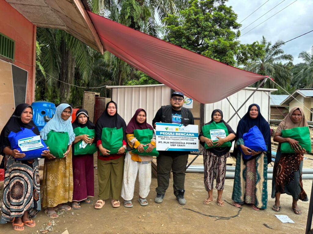 MENEMBUS LUMPUR ACEH TAMIANG, DISTRIBUSI PAKET SEMBAKO PERSEMBAHAN PT PLN INDONESIA POWER UBP GRATI HADIRKAN HARAPAN MENJELANG RAMADAN