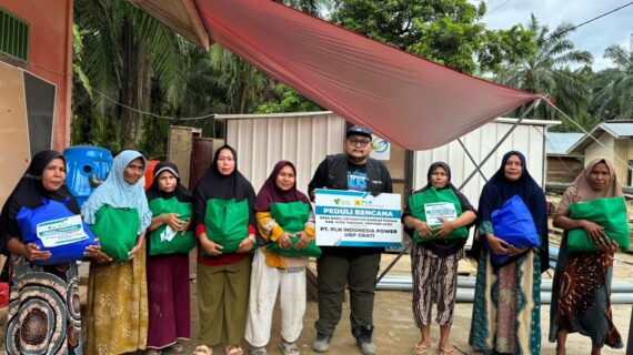 MENEMBUS LUMPUR ACEH TAMIANG, DISTRIBUSI PAKET SEMBAKO PERSEMBAHAN PT PLN INDONESIA POWER UBP GRATI HADIRKAN HARAPAN MENJELANG RAMADAN