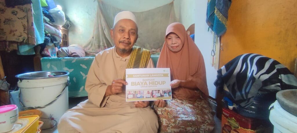 DI BALIK SUARA AZAN, BADRI DAN NANING MENJAGA HARAPAN DI TENGAH KETERBATASAN