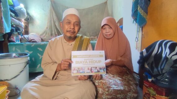 DI BALIK SUARA AZAN, BADRI DAN NANING MENJAGA HARAPAN DI TENGAH KETERBATASAN