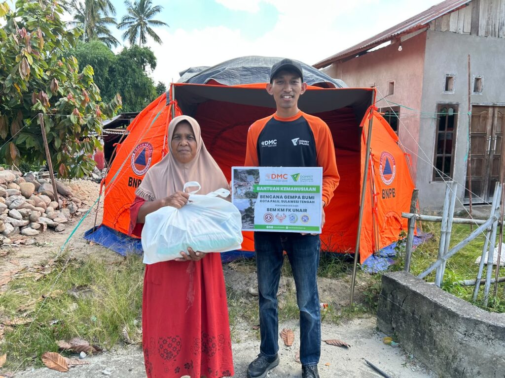 BEM KM FK UNAIR BERSAMA DOMPET DHUAFA JAWA TIMUR SALURKAN 45 PAKET SEMBAKO UNTUK PENYINTAS GEMPA SIGI