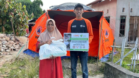 BEM KM FK UNAIR BERSAMA DOMPET DHUAFA JAWA TIMUR SALURKAN 45 PAKET SEMBAKO UNTUK PENYINTAS GEMPA SIGI