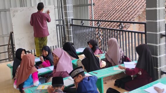 BANTUAN GURU NGAJI PELOSOK NEGERI, APRESIASI KECIL UNTUK DEDIKASI DI PINGGIRAN TRENGGALEK