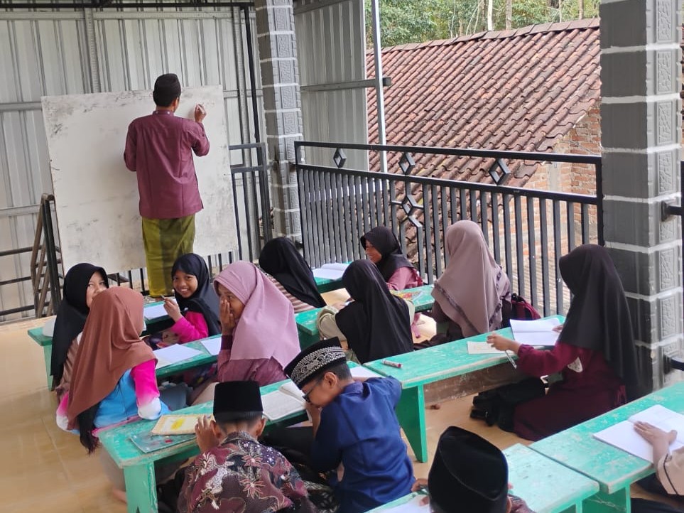 BANTUAN GURU NGAJI PELOSOK NEGERI, APRESIASI KECIL UNTUK DEDIKASI DI PINGGIRAN TRENGGALEK
