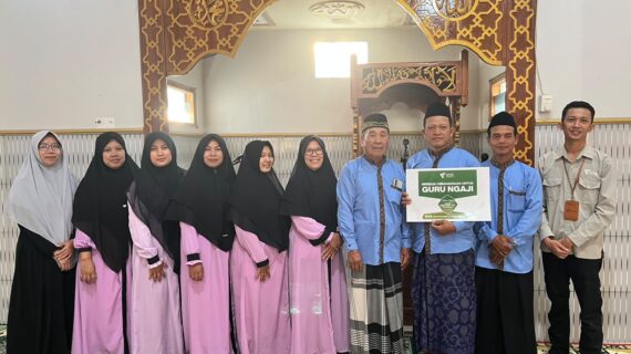 BERBAGI KEBAHAGIAAN BERSAMA 8 GURU NGAJI DI TPA AL AAMIIN ANNUR