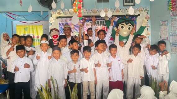 DONGENG PENUH MAKNA, LEBIH DARI 50 SISWA SDIT PERMATA NGORO BELAJAR CINTA NABI DAN BERBAGI