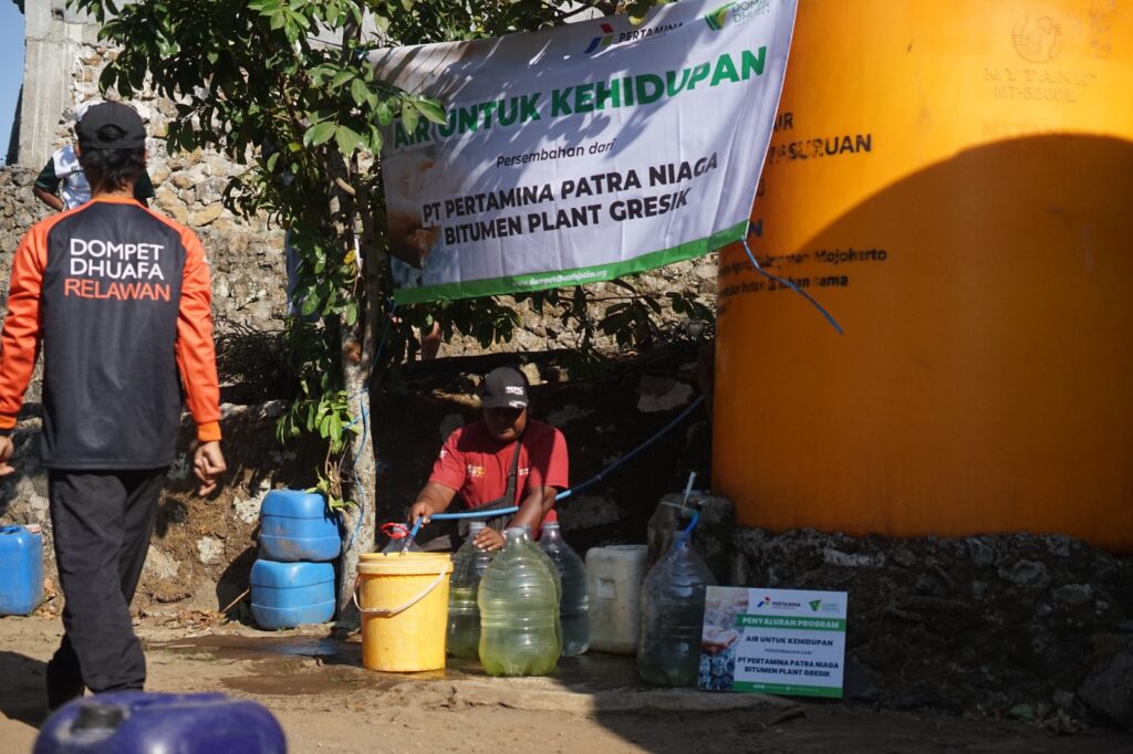 KOLABORASI PT PERTAMINA PATRA NIAGA BITUMEN PLANT GRESIK HADIRKAN AIR BERSIH DI LERENG GUNUNG PENANGGUNGAN MOJOKERTO