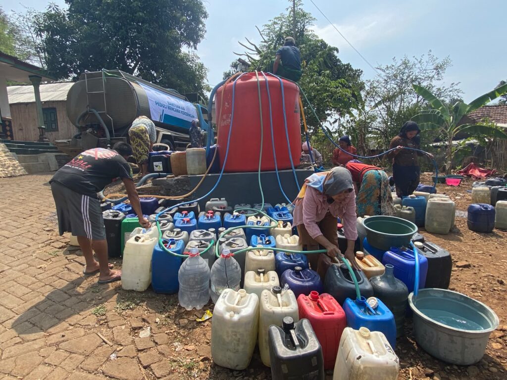 KRISIS AIR BERSIH, DOMPET DHUAFA JATIM DAN PLN INDONESIA POWER UBP GRATI SALURKAN 26 RIBU LITER AIR UNTUK WARGA PASURUAN