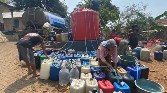 KRISIS AIR BERSIH, DOMPET DHUAFA JATIM DAN PLN INDONESIA POWER UBP GRATI SALURKAN 26 RIBU LITER AIR UNTUK WARGA PASURUAN