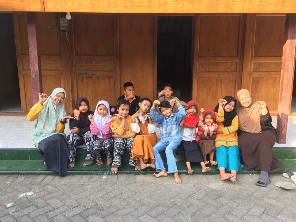 MANIK-MANIK KECIL, KREATIVITAS BESAR DARI RUMAH BELAJAR DOMPET DHUAFA