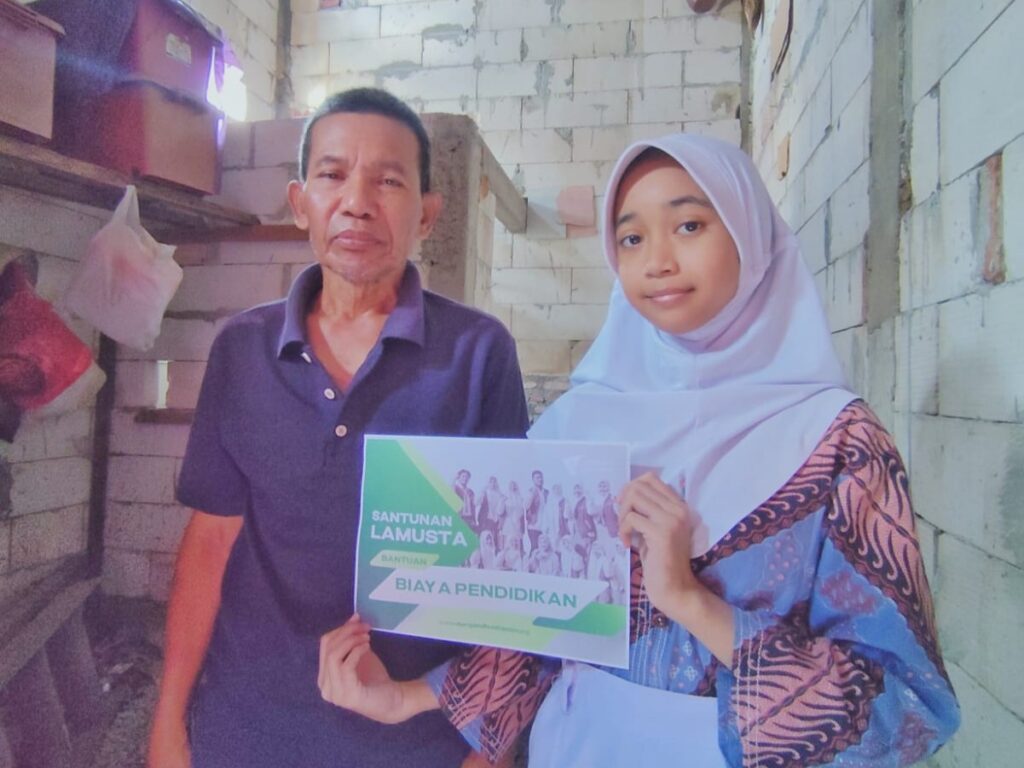 DEMI ASTIYAH TETAP SEKOLAH, PAK DJOKO BERJUANG DARI BERJUALAN TEMPE HINGGA NGERONGSOK